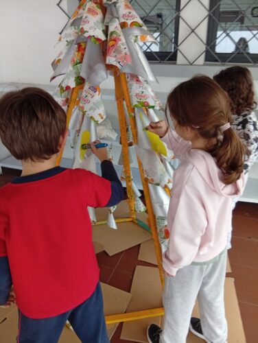 Depois de segurar os cones à estrutura, pintaram alguns.