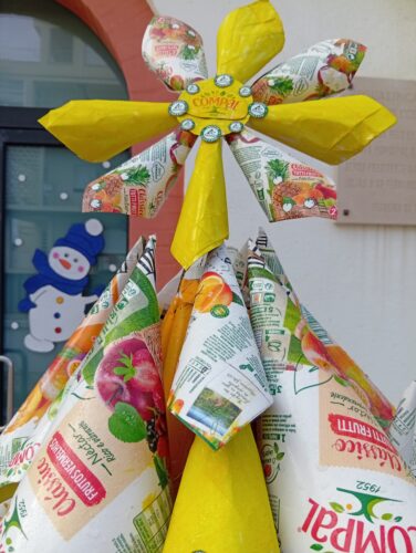 Evidência dos símbolos da Tetra Pak e da Compal.