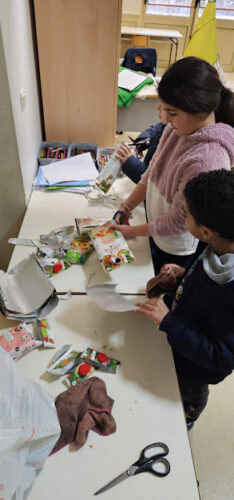 Natal Amarelo 2025<br/> Recorte das embalagens Compal Tetrapak em elementos decorativos, pelos alunos, para decoração da árvore de Natal.