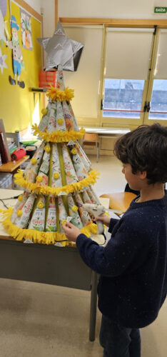 Natal Amarelo 2025<br/> Colagem das embalagens Compal Tetrapack para decoração da árvore de Natal.