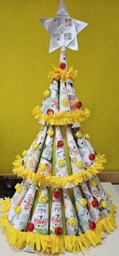 Trabalho final da construção da árvore do Natal amarelo.