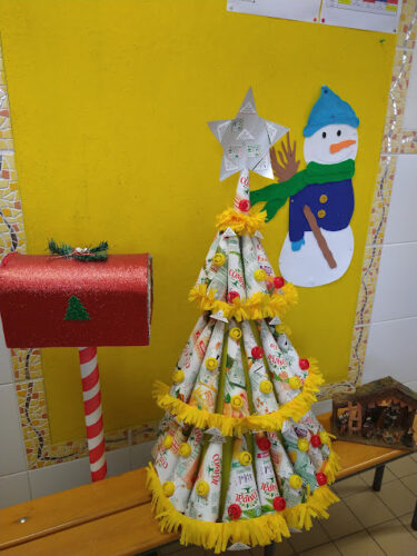 A árvore de Natal foi colocada à entrada da escola, em contexto Natalício, para visualização de todos.