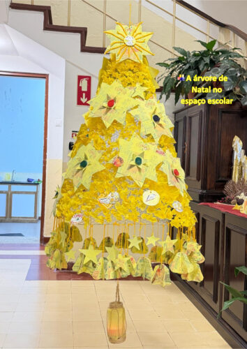 Árvore de Natal, decorada, no espaço escolar.