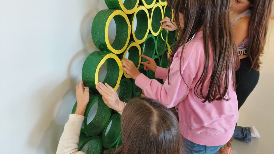 Colocação dos aros de papel na árvore para a tornar amarela.