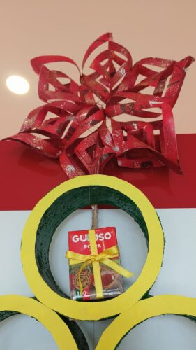 Prendinhas e estrela elaborados com pacotes da Tetra Pak.