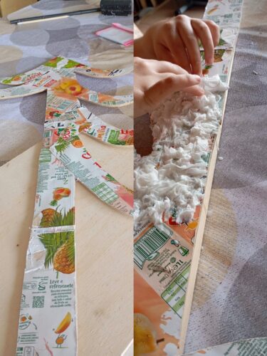 Forragem da estrutura com embalagens Compal e colagem dos elementos de texturas diferenciada, para estimulação sensorial.