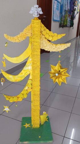 Árvore em ambiente escolar, no corredor. Posteriormente, fará parte dos recursos do Centro de Apoio à Aprendizagem.