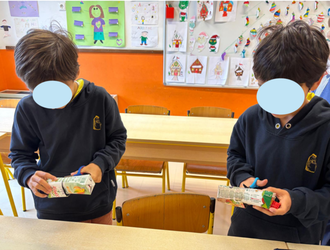 Os alunos recortaram os pacotes da Compal e encaixaram-nos para fazer o efeito de bolas de Natal na árvore.