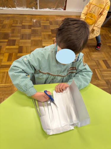 Revestimos a árvore com embalagens de leite que bebemos na escola. Os alunos fizeram os recortes nos pacotes para o efeito pretendido.