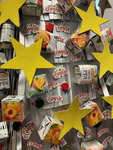 As embalagens da Compal foram utilizadas para enfeitar a árvore. As crianças recortaram a palavra Compal e as tampas para colarem na árvore. Foram ainda construídas bolas com a técnica do encaixe.