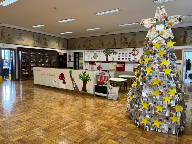 A árvore de Natal ficou situada no salão da nossa escola, que é a sala do bibe encarnado (sala dos 4 anos).