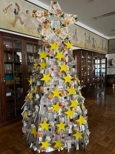 A árvore de Natal concluída.