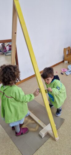 A Árvore foi feita com sobras de madeira fornecida por uma empresa local, pintada de amarelo com esponja.