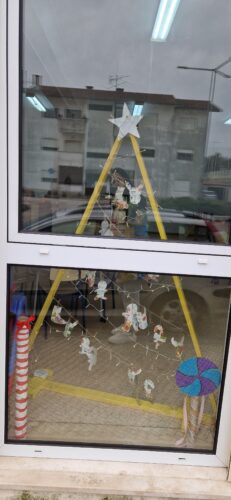 A Árvore foi colocada na janela virada para o exterior de modo aos familiares e a comunidade poderem ver.