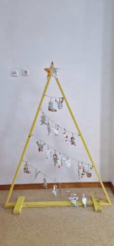 Estrutura em madeira, pintada com esponja e efeitos aplicados em fio de vela.