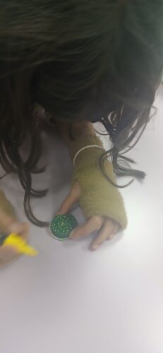 Decoração das tampas com pintinhas.