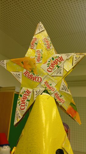 Estrela de topo da árvore com as palavras Tetra Pack e Compal.