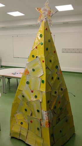 Árvore amarela no átrio da nossa escola.