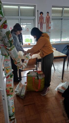 Fotografia 2 – Estrutura central<br/>Colocação da vara de madeira no centro para dar estabilidade à árvore.<br/>Fotografia 2 – Construção da forma da árvore<br/>Fitas penduradas do topo ao chão, criando o formato final da árvore.