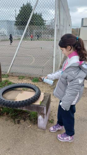 Fotografia 3 – Pintura da base e da árvore<br/>Pintura da base e da árvore, um pneu, com tinta spray amarela, dando destaque e identidade visual.