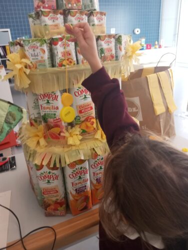 Colocação das embalagens reutilizadas e os elementos decorativos, promovendo a reutilização de materiais e o trabalho em equipa.