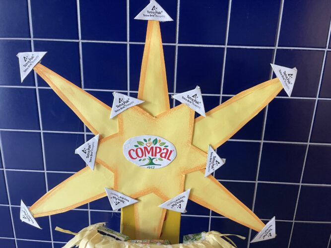 Pormenor dos símbolos Tetra Pak e Compal, na estrela da árvore.
