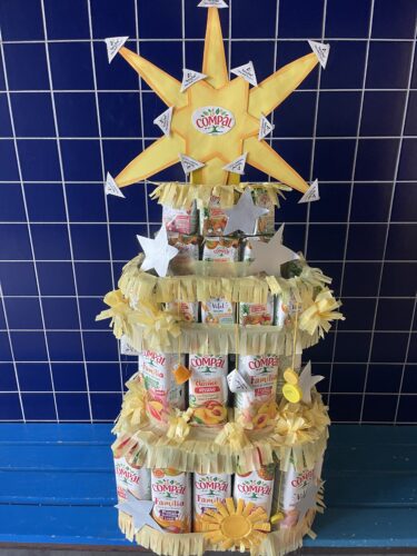 Trabalho realizado com embalagens reutilizadas e materiais reciclados, promovendo a sustentabilidade, a criatividade e a consciência ambiental nesta época natalícia.