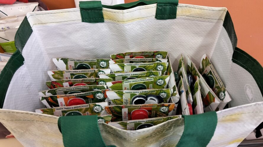 A diferença de utilização de espaço no armazenamento de embalagens Tetra Pak espalmadas.