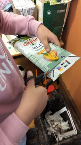 A embalagens foram recortadas na aba superior e na inferior, sendo, posteriormente abertas na zonas onde foram unidos no seu fabrico inicial.