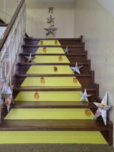 Queremos a nossa árvore amarela para sempre. Agora, é muito mais fácil e seguro chegar perto das estrelas mais brilhantes.