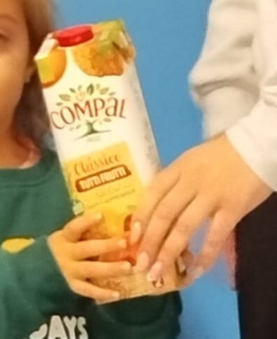 Embalagem Compal utilizada no projeto, destacando a marca e a simbologia Tetra Pak.