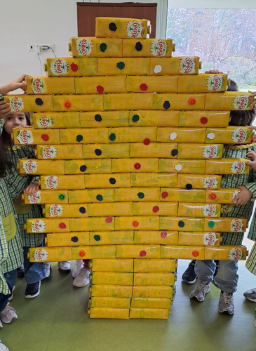 A nossa Árvore de Natal: o resultado final da união entre a escola, as famílias e a reciclagem.