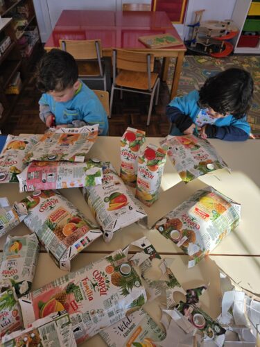 Recorte dos símbolos Tetra Pak e Compal das embalagens.