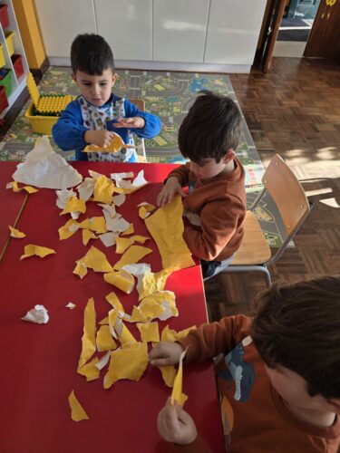 O papel amarelo foi rasgado e colado na estrutura base da árvore, conferindo-lhe cor e textura.