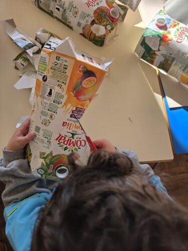 Os enfeites, nomeadamente estrelas e corações, foram recortados das próprias embalagens Tetra Pak da Compal, evidenciando os símbolos das marcas Compal e Tetra Pak.