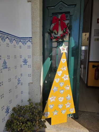 A árvore foi exposta de forma destacada na entrada do Jardim de Infância, simbolizando o esforço coletivo e o compromisso do Jardim de Infância com práticas ambientais responsáveis.