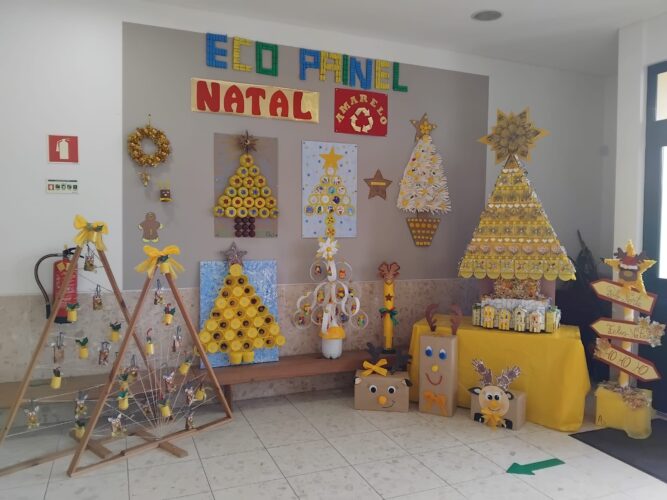 Árvore exposta no espaço escolar, dedicado ao Natal amarelo