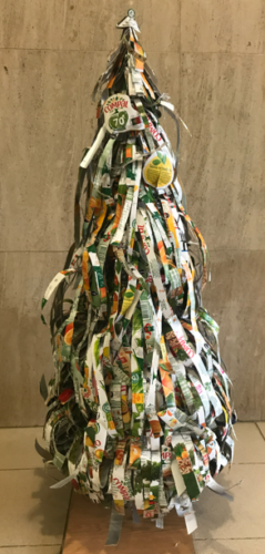 Árvore de Natal no espaço da escola