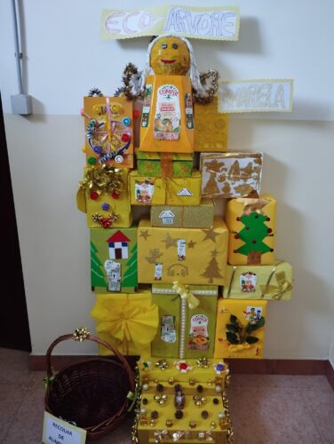 A árvore exposta no átrio da escola.