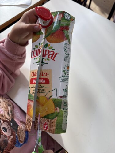 Construção da árvore - revestimento da estrutura com as embalagens Compal.