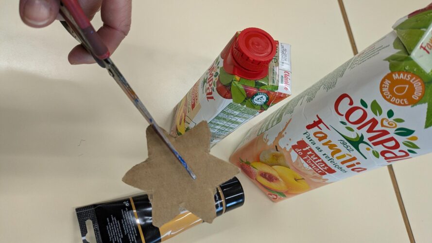 Construção das estrelas com o material da Compal e cartão, para ficar mais rígido.