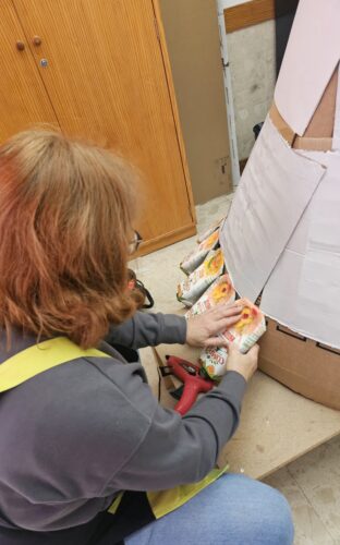 Processo de construção da nossa Árvore de Natal Amarela.