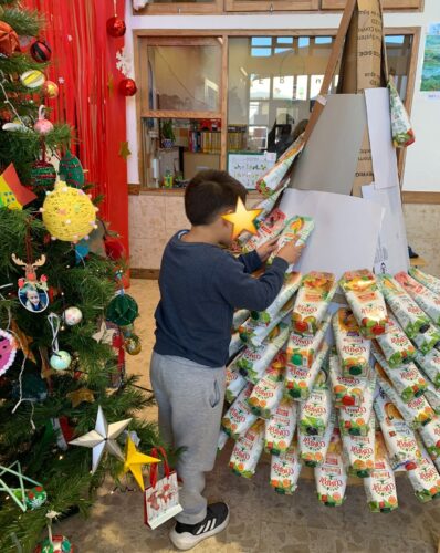 Processo de construção da nossa Árvore de Natal Amarela.