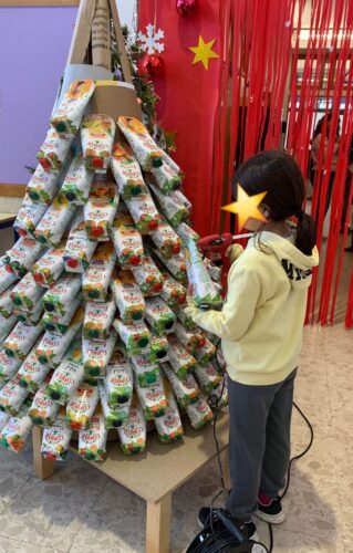 Processo de construção da nossa Árvore de Natal Amarela.