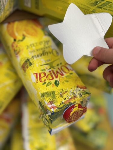 Decoração com estrelas realizadas com as embalagens