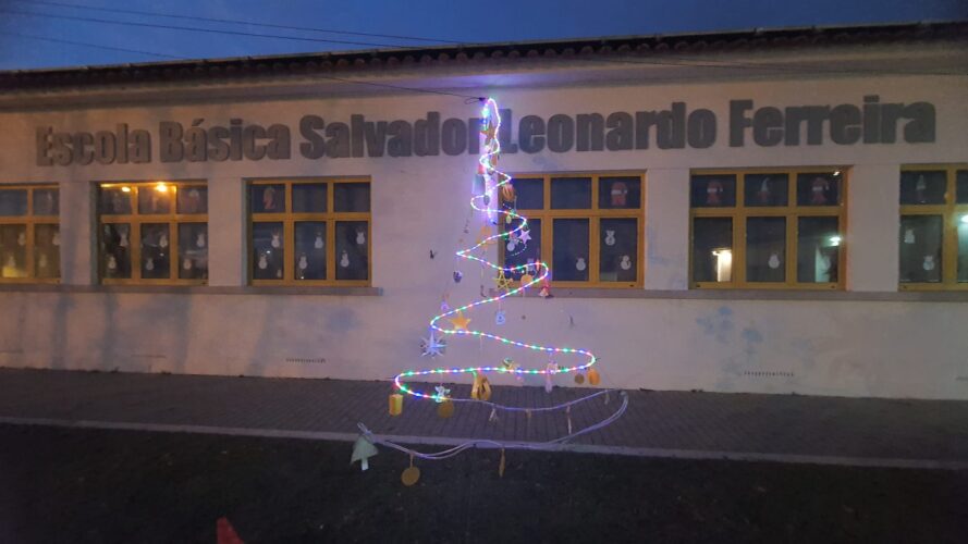 Os enfeites para a árvore de Natal amarela.