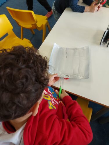 Recorte dos pacotes da Compal em tiras