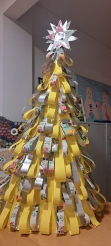 A árvore de Natal amarela localizada no átrio principal da instituição