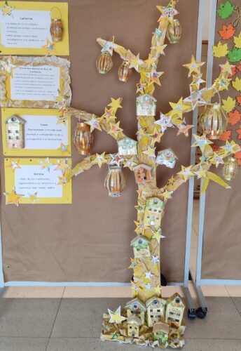 Exposição da árvore do Hall de entrada da escola