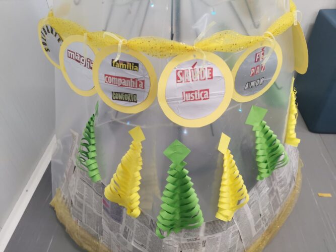 Início da construção da árvore ( armação em ferro, plástico, bolas de natal em material Tetra Pack, origamis em forma de pinheiro e jornais).